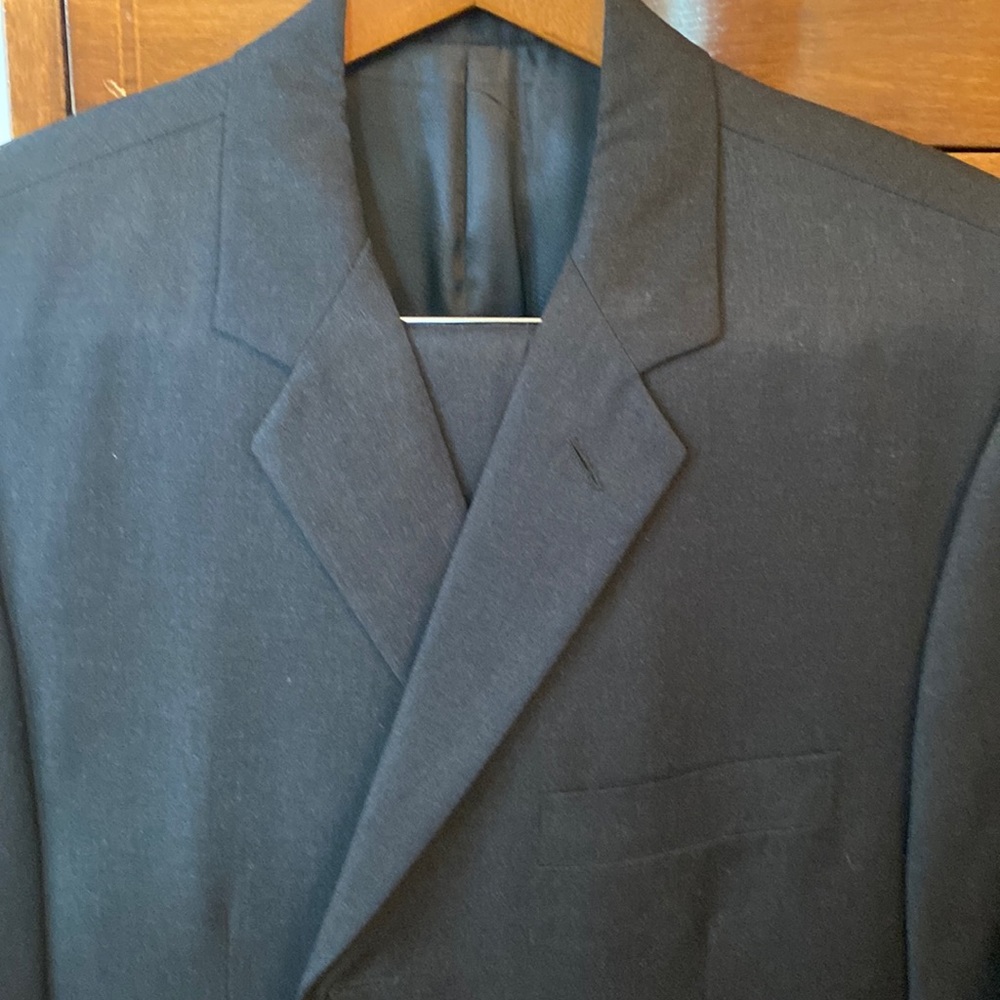 Allan Scott Men’s 3 button Suit. 44L US Size. Made in Italy. 100% wool.